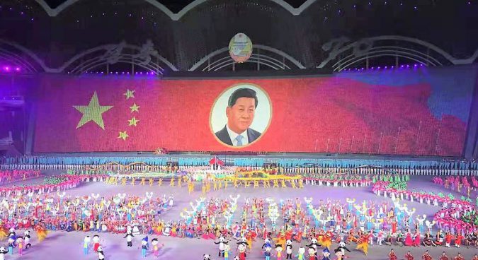 지난 5일 평양에서 열린 ‘빛나는 조국’ 공연에서 사상 처음으로 김정일과 김일성을 제외한 카드섹션 초상의 주인공으로 시진핑 주석이 등장했다. 출처:NK뉴스