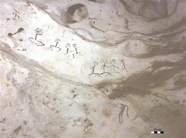 인도네시아 보르네오섬 동칼리만탄 동굴에서 발견된 벽화 속 사람의 모습. 이 사람 그림은 최소한 1만 3600년 전의 것으로 추정되지만 학자들은 약 2만년 전 마지막 빙하기 때 그려진 것으로 볼 수도 있다고 밝혔다. 네이처/Pindi Setiawan 제공 