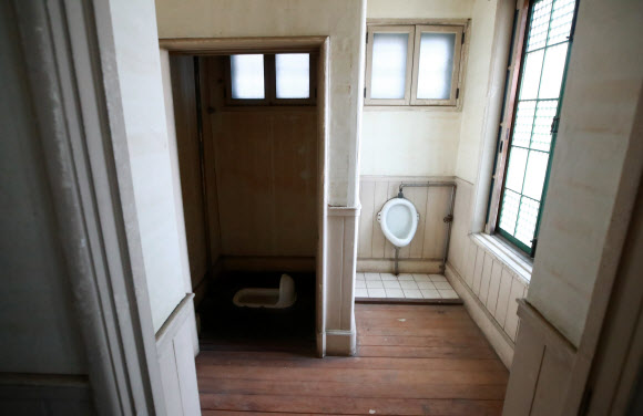 창덕궁 희정당 내부의 화장실