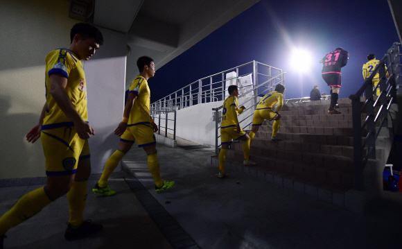 아산 무궁화축구단 선수들이 마지막 홈경기를 위해 노란 유니폼을 입고 그라운드에 오르고 있다. 노란 유니폼은 아산구단의 상징으로 올해 구단의 캐치프레이즈는 ‘노랑 파란(波瀾)’이다.