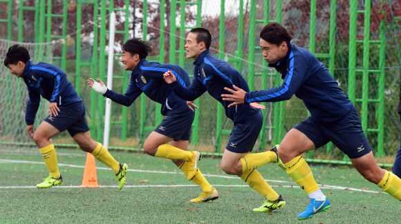 아산 U18 유소년 축구단 선수들이 심란한 팀 분위기를 잊으려는 듯 열심히 훈련에 임하고 있다.
