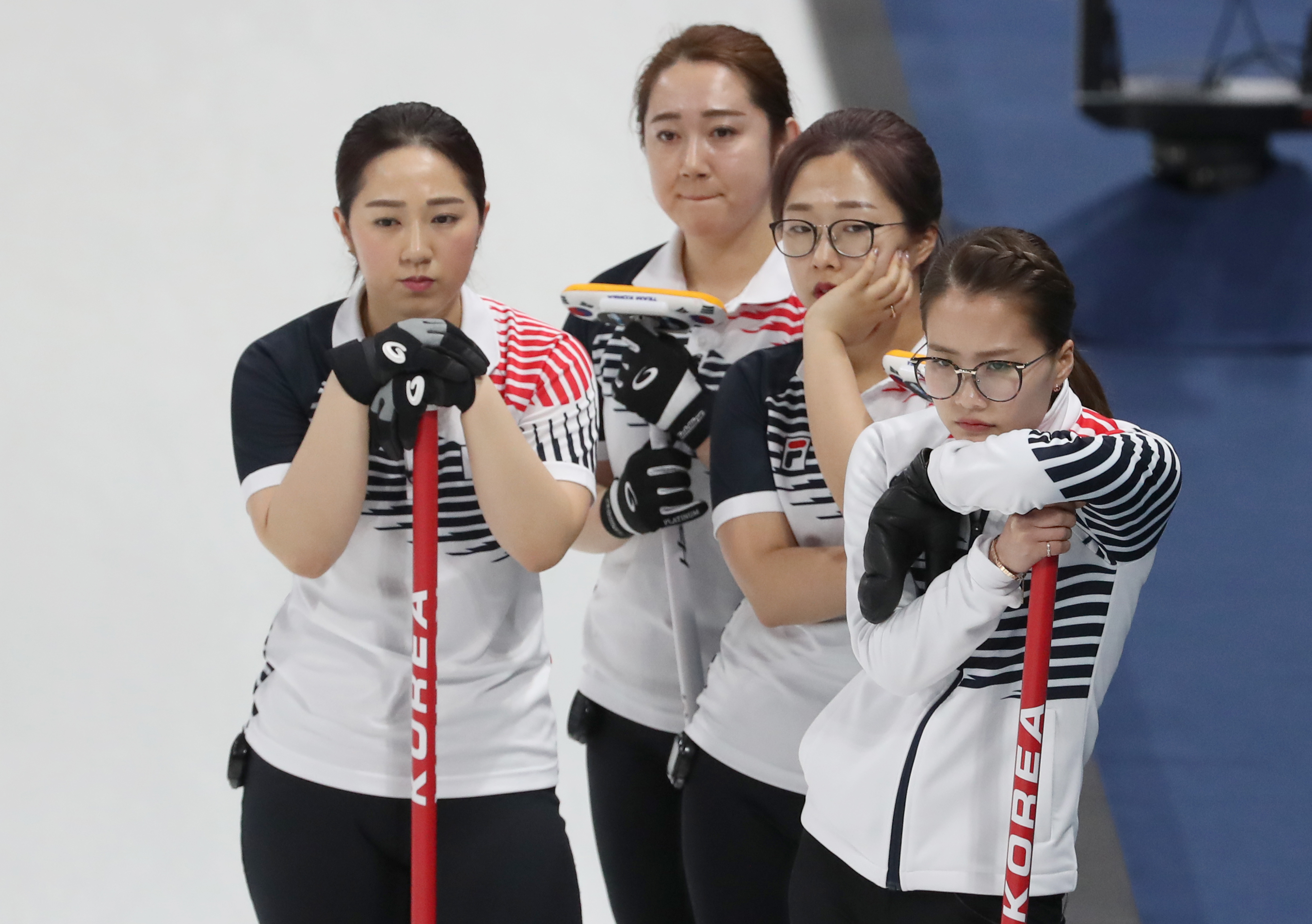 15일 강릉컬링센터에서 열린 한국과 캐나다 여자컬링 예선 1차전에서 한국 선수단이 캐나다 선수를 관찰하고 있다. 연합뉴스