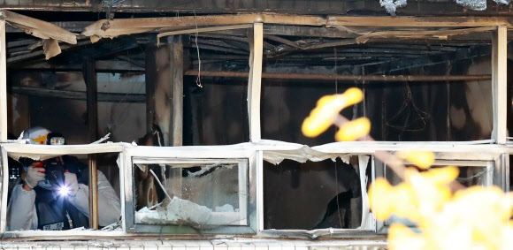 앙상한 철골만 남은 고시원 내부