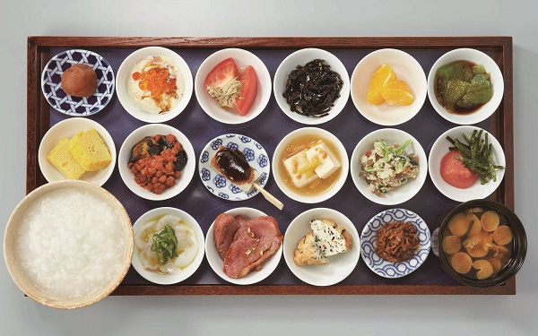 도쿄 도심의 츠키지에 있는 혼간지란 절의 카페에서 팔고 있는 1944엔짜리의 17가지 반찬이 있는 아침식사. 사진 츠키지 혼간지 홈페이지