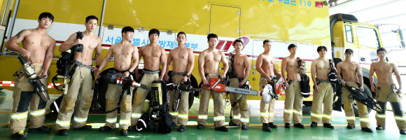 소방 장비 든 몸짱소방관들