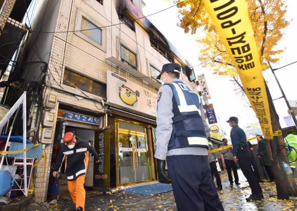 9일 화재가 발생한 서울 종로구의 국일고시원에서 경찰이 현장을 봉쇄하고 있다.  2018.11.9. 박지환 기자 popocar@seoul.co.kr