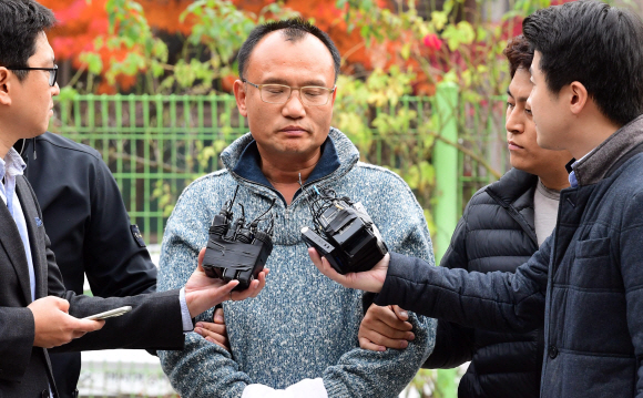 지난 7일 경기남부경찰청에서 회사 전 직원을 폭행한 혐의 등으로 물의를 빚은 양진호 한국미래기술 회장이 전격 체포되고 있다.  정연호 기자 tpgod@seoul.co.kr
