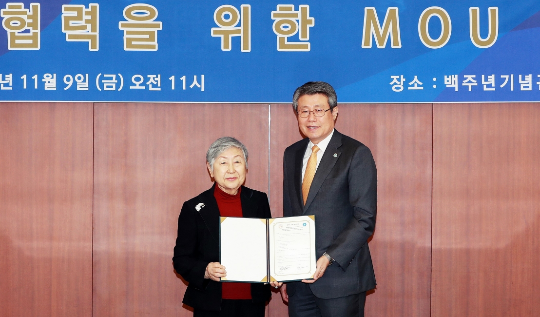 삼육대 김성익 총장과 북한 평양과기대 김필주 학장이 9일 오전 삼육대 백주년기념관 소회의실에서 상호협력을 위한 업무협약(MOU)을 체결했다. 삼육대 제공