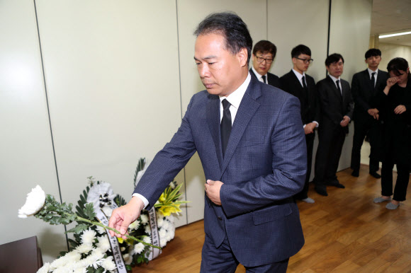 윤창호 빈소 조문하는 이용주 의원