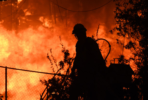 미국 캘리포니아주 말리부 지역이 9일(현지시간) ‘울시파이어’로 명명된 산불에 휩싸여 불타고 있다. AFP 연합뉴스