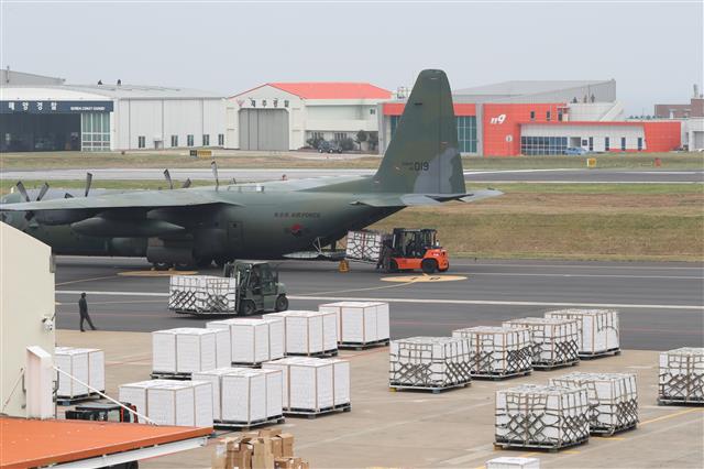 감귤 200톤 싣고 평양으로 가는 군 수송기