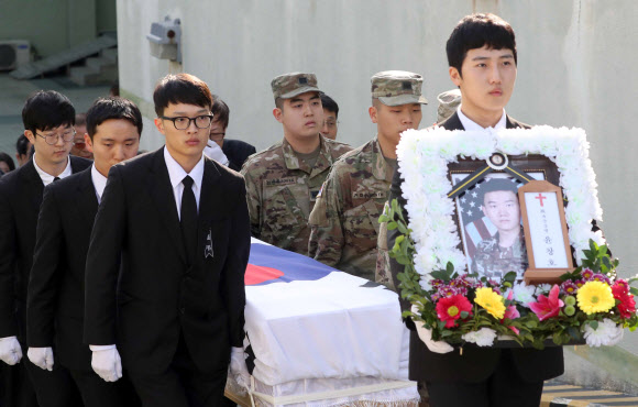 윤창호 상병 영결식 연합뉴스  11일 부산 해운대구 부산 국군병원에서 열린 윤창호씨 영결식에서 고인의 군 동료와 친구들이 운구하고 있다. 윤씨는 군 복무 중인 지난 9월 25일 새벽 만취 운전자가 몰던 차량에 치여 뇌사 상태에 빠졌다가 숨졌다.<br>