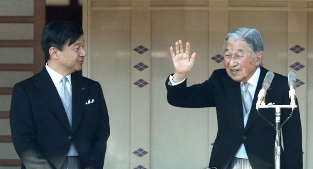 2019년 퇴위를 앞둔 아키히토(오른쪽) 일왕이 84세 생일을 맞은 지난해 12월 23일 도쿄에서 열린 축하행사에서 나루히토 왕세자가 지켜보는 가운데 방문객에게 손을 흔들고 있다.  도쿄 교도 연합뉴스 