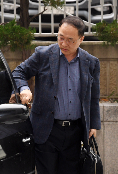 홍남기 부총리 겸 기획재정부 장관 후보자가 11일 오후 인사청문회 준비를 위해 서울 중구 예금보험공사로 출근하고 있다. 2018.11.11 도준석 기자 pado@seoul.co.kr