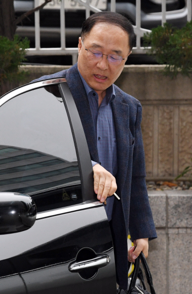 홍남기 부총리 겸 기획재정부 장관 후보자가 11일 오후 인사청문회 준비를 위해 서울 중구 예금보험공사로 출근하고 있다. 2018.11.11 도준석 기자 pado@seoul.co.kr