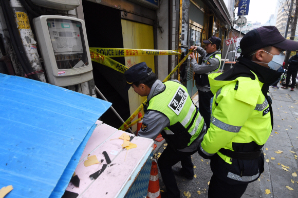 11일 오전 화재로 7명이 사망한 종로구 국일고시원 앞에서 경찰이 통제선을 만들고 있다. 2018.11.11 도준석 기자 pado@seoul.co.kr
