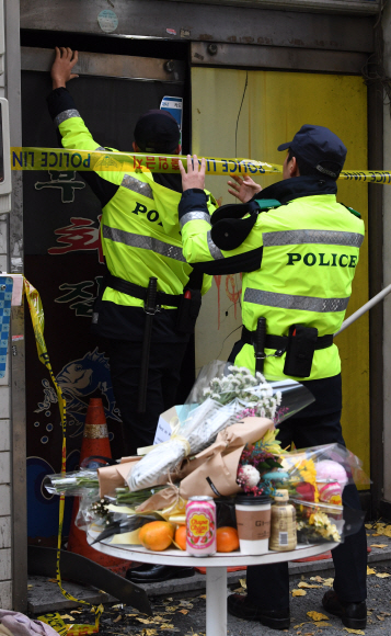 11일 오전 화재로 7명이 사망한 종로구 국일고시원 앞에서 경찰이 통제선을 만들고 있다. 2018.11.11 도준석 기자 pado@seoul.co.kr