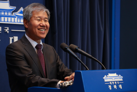 김수현 신임 대통령비서실 정책실장이 11일 오후 청와대 춘추관에서 기자간담회를 열어 소감 등을 이야기하고 있다. 2018. 11. 11 도준석 기자 pado@seoul.co.kr