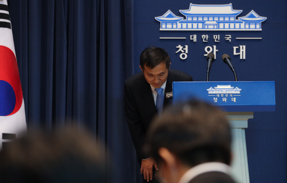 김연명 신임 대통령비서실 사회수석이 11일 오후 청와대 춘추관에서 기자들과 만나 소감 등을 이야기한 뒤 인사하고 있다. 2018. 11. 11 도준석 기자 pado@seoul.co.kr