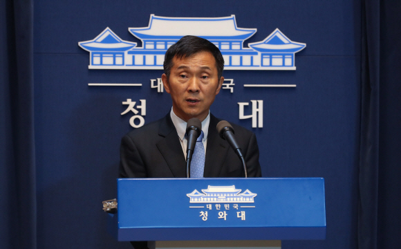 김연명 신임 대통령비서실 사회수석이 11일 오후 청와대 춘추관에서 기자들과 만나 소감 등을 이야기하고 있다. 2018. 11. 11 도준석 기자 pado@seoul.co.kr