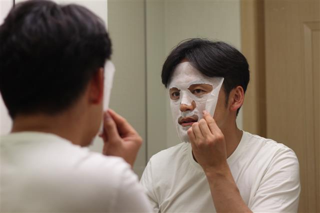 한 남성 소비자가 마스크팩을 이용해 피부 관리를 하고 있다. 티몬 제공