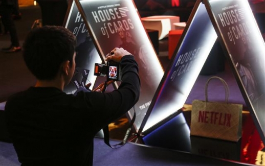 싱가포르에서 열린 ‘넷플릭스 시 왓츠 넥스트: 아시아’ 행사의 한 참석자가 넷플릭스의 대표 콘텐츠인 ‘하우스 오브 카드 시즌6’ 광고물을 카메라에 담고 있다. <br>넷플릭스 제공