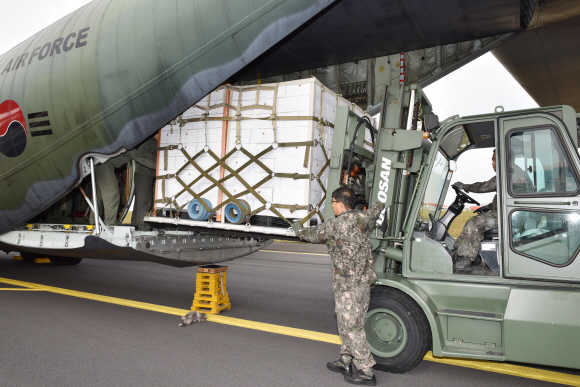11일 제주공항에서 장병들이 제주산 감귤을 공군 C-130 수송기에 적재하고 있다. 국방부 제공