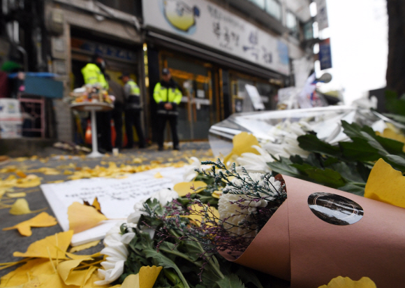 지난 9일 새벽 발생한 화재로 7명이 숨진 서울 종로구 국일고시원 앞에 마련된 임시분향소에 11일 사망자를 추모하는 꽃다발이 놓여 있다.  도준석 기자 pado@seoul.co.kr