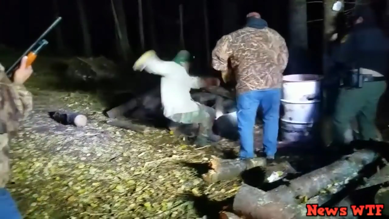 미국 미네소타 한 숲속에서 먹이를 찾던 새끼 곰이 드럼통에 목을 넣고 빼지 못하는 모습(유튜브 영상 캡처)