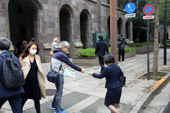 일본 시민 활동가, 신일철주금 본사 앞에서 유인물 배표