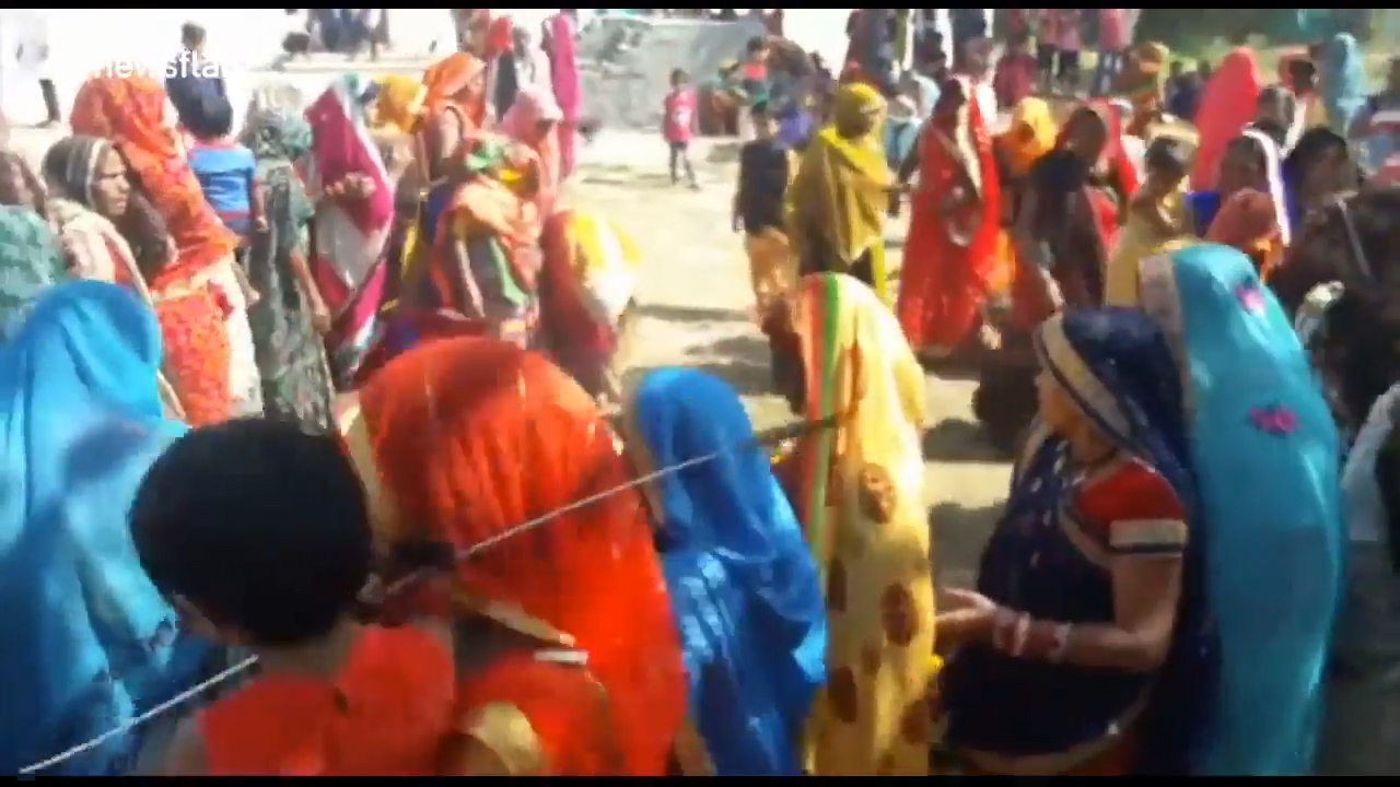 아이의 건강을 위해 소똥 위에 아이를 올려놓은 인도 부모들 모습(유튜브 영상 캡처)