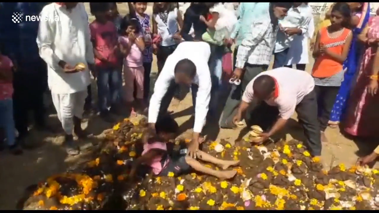 아이의 건강을 위해 소똥 위에 아이를 올려놓은 인도 부모들 모습(유튜브 영상 캡처)