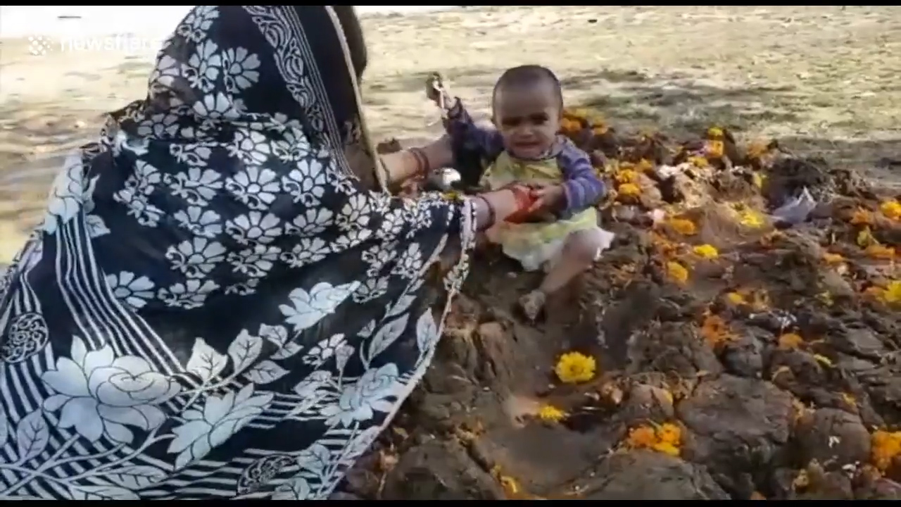 아이의 건강을 위해 소똥 위에 아이를 올려놓은 인도 부모들 모습(유튜브 영상 캡처)