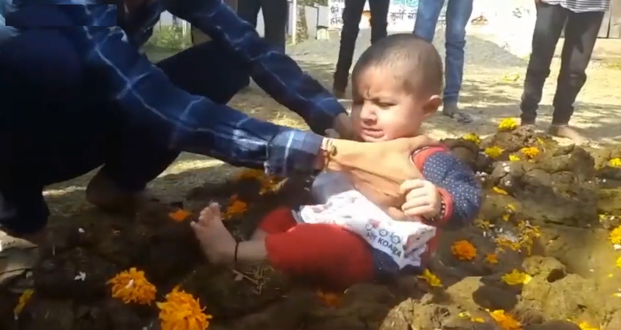 아이의 건강을 위해 소똥 위에 아이를 올려놓은 인도 부모들 모습(유튜브 영상 캡처)