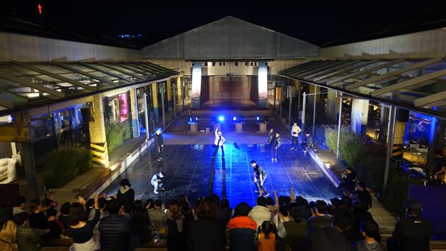 공장 지붕을 걷어내 중정 형태로 만든 F1963스퀘어에서 댄스팀 올라운더즈가 공연을 하고 있다.