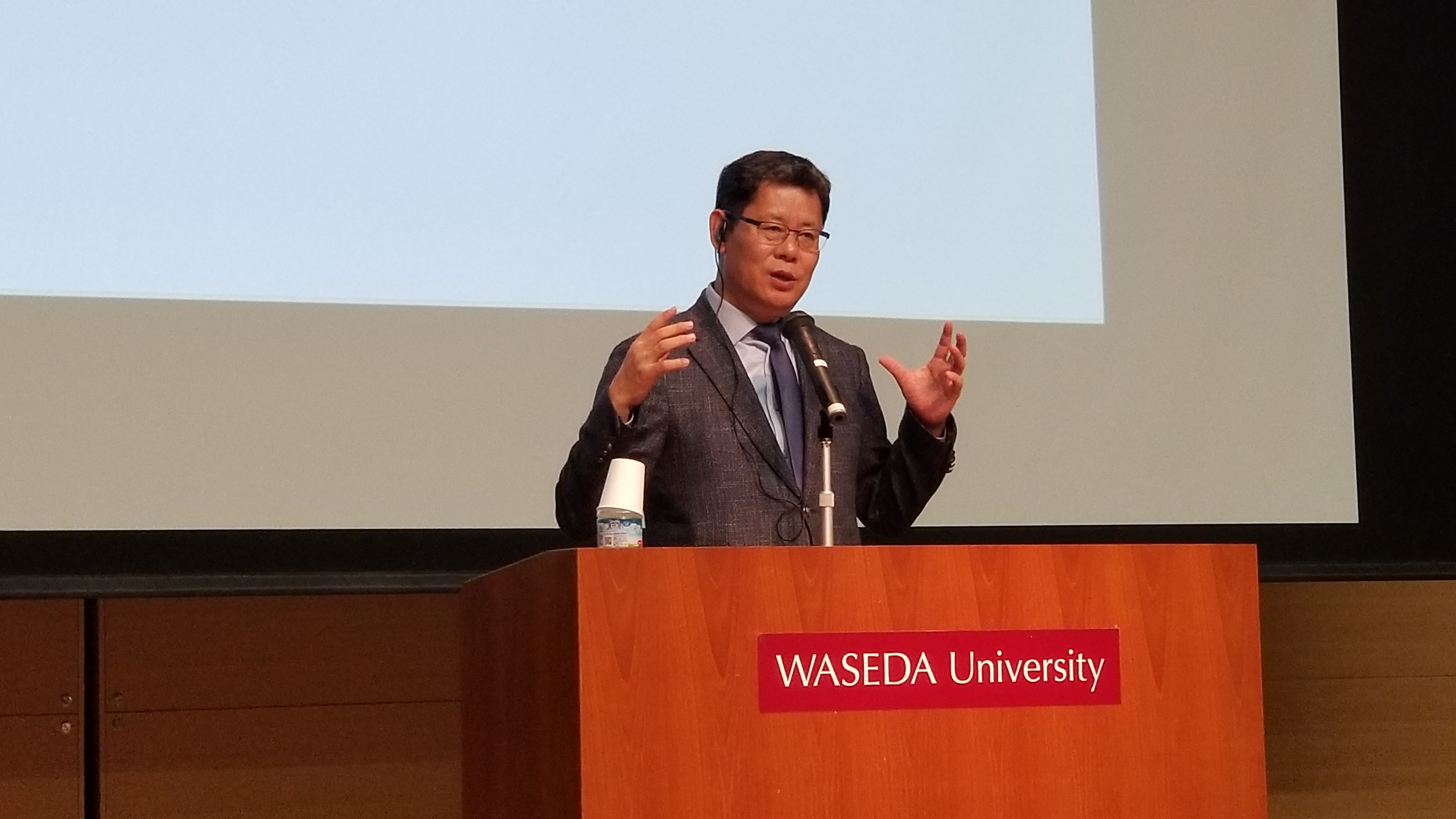 김연철 통일연구원장이 12일 일본 도쿄 와세다대에서 열린 ‘한반도 평화체제의 쟁점과 전망’ 심포지엄에서 강연하고 있다.