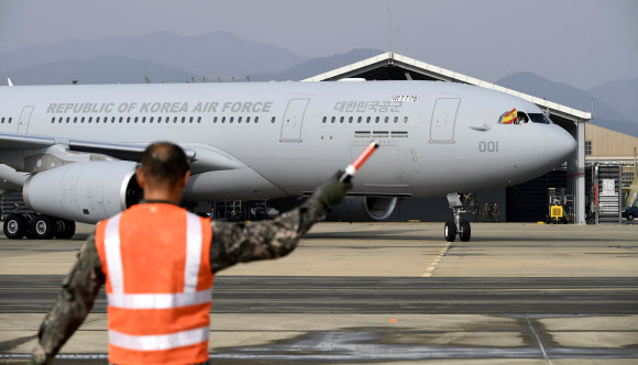 국내 첫 공중급유기, 김해 도착