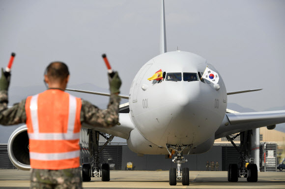 김해공군기지 들어서는 공중급유기
