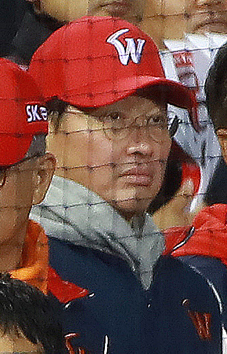 한국시리즈 6차전 찾은 최태원 회장