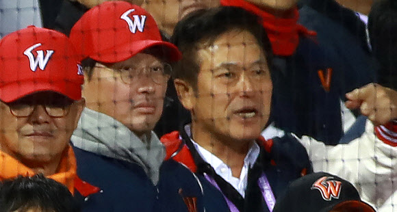 한국시리즈 6차전 찾은 최태원 회장