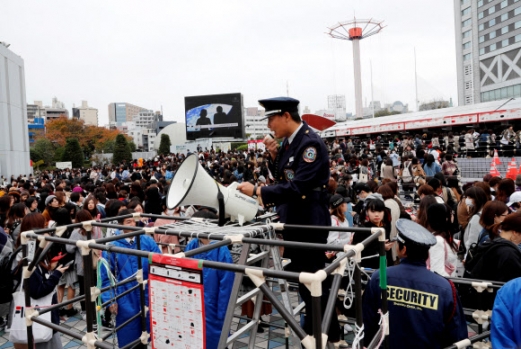 13일 방탄소년단이 ‘러브 유어셀프’ 일본 투어 첫 공연을 연 도쿄돔 앞에서 보안요원들이 현장을 통제하고 있다. 도쿄돔 앞은 방탄소년단을 보기 위해 모인 팬들로 아침부터 북새통을 이뤘다. <br>도쿄 로이터 연합뉴스