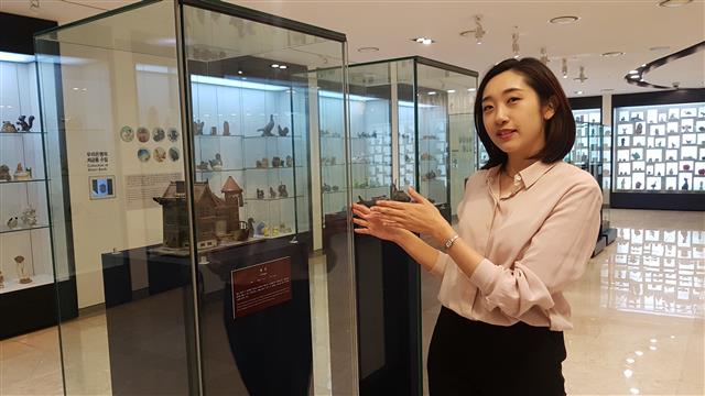 이기정 학예사가 13일 서울 중구 우리은행 은행사박물관 안에 있는 ‘저금통 갤러리’에서 수집한 저금통들에 대해 설명하고 있다.