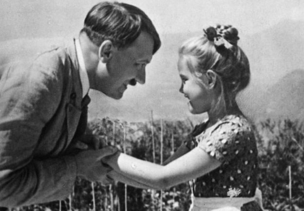 이 사진은 나치 독일이 널리 배포해 잘 알려진 사진이다.소녀는 이번에 경매에 나온 사진 주인공 로사 베르닐레 니에나우로 보인다.ㅁAFP 자료사진