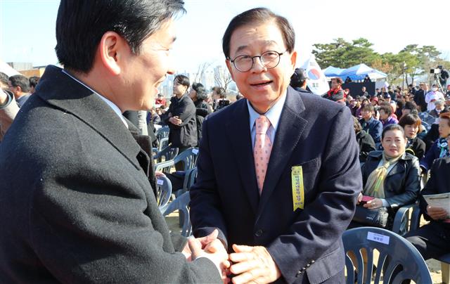 박정희 탄생 101돌 행사장서 인사하는 남유진 전 구미시장