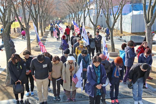 태극기 들고 故박정희 동상에 묵념