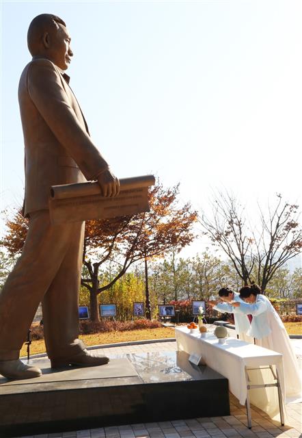 박정희 동상에 차 올리는 헌다의례