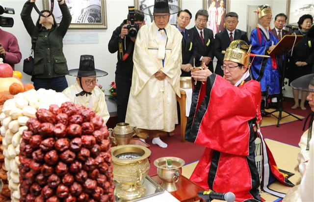 故 박정희 숭모제서 초헌관으로 헌작하는 백승주 한국당의원