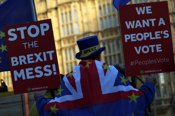 英·EU ‘브렉시트 초안’ 잠정 합의… 런던선 “브렉시트 반대” 시위
