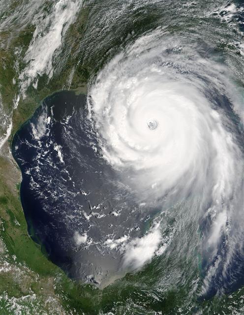 허리케인 ‘카트리나’는 2005년 8월 29일 미국 남동부를 강타해 사망, 실종 등 2541명의 인명피해가 발생했다. 지금과 같은 추세로 지구온난화가 계속될 경우 카트리나급 태풍이 세기말에는 순간 최대풍속은 시속 11~54㎞ 빨라지고 강수량도 최대 30% 증가할 것으로 예상됐다. 사진은 인공위성에서 본 카트리나의 모습. 미국 해양대기관리처(NOAA) 제공