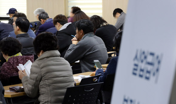 서울 고용복지플러스센터 실업급여 설명회장이 실업급여를 신청하려는 사람들로 붐비고 있다.  연합뉴스